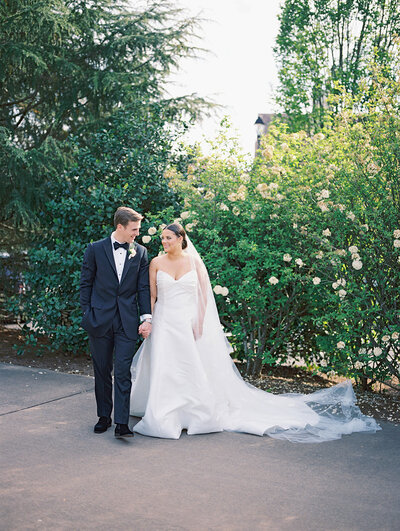 beaulieu oaks historic estate savannah georgia wedding couples portraits under spanish moss hannah forsberg atlanta fine art film photography destination event