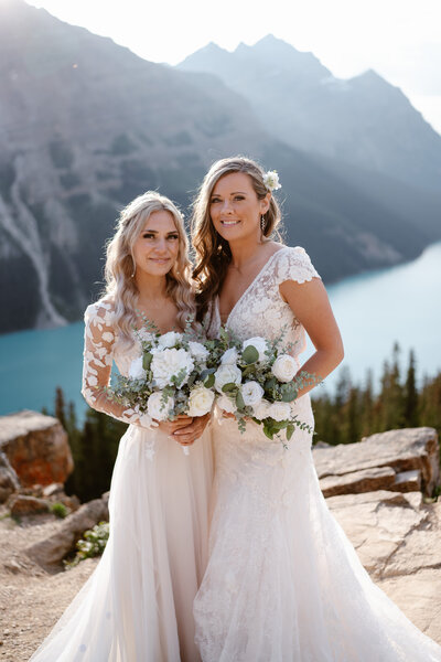 Beautfiful brides standing infront of a lake in Banff