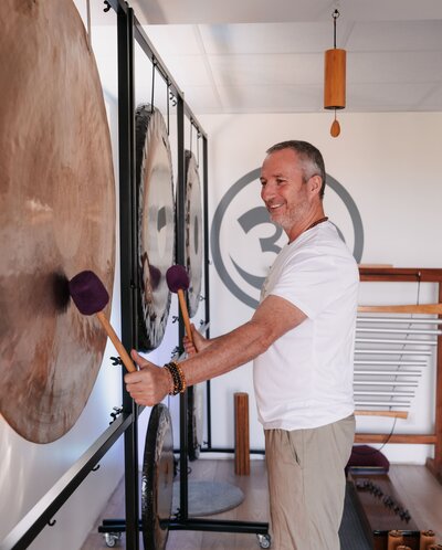 Lydéric Auclair en séance de bain de gongs