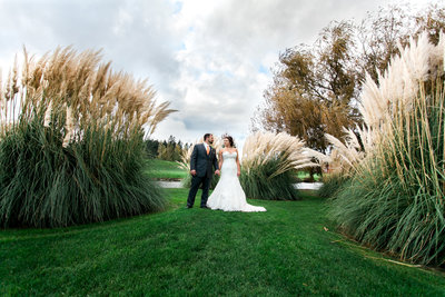 oregon bride and groom kissing in an open field | Susie Moreno Photography
