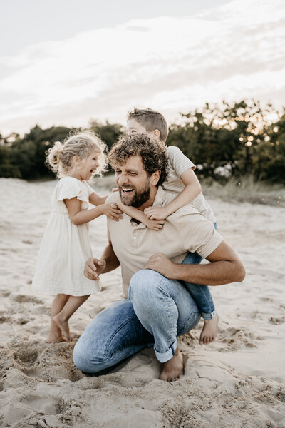 Gezinsfotograaf in de duinen in Bergen.