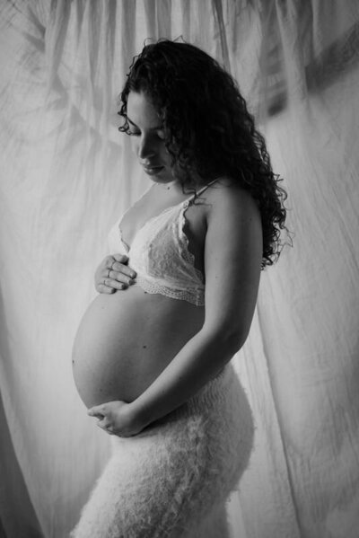 Zwart-wit foto van vrouw met gesloten ogen — verbinding met jezelf tijdens een boudoirshoot in Oost-Vlaanderen

