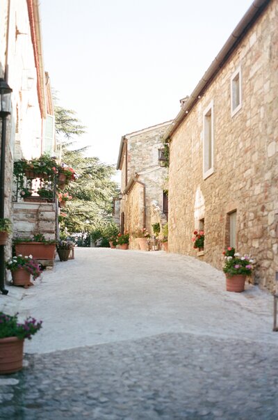 a wedding photo showing the cobble street at the wedding venue Laticastelli in Tuscany Italy