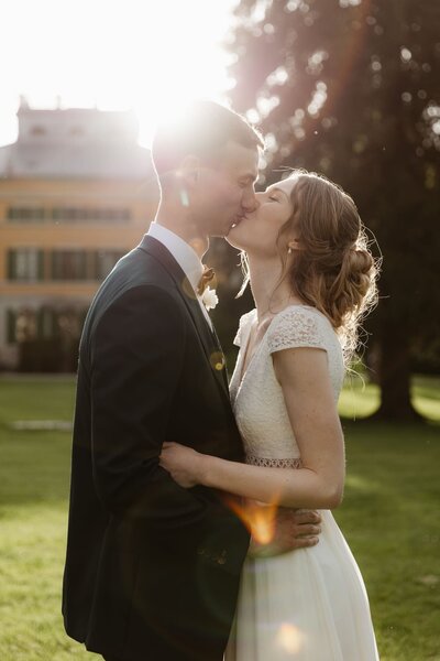 Elodie-et-Ludvik-mariage-couple-exterieur-profil-3
