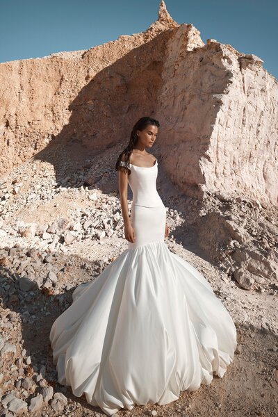 KYHA BRIDE 'Burbank' stocked at Sunday's Bride London, UK. A masterclass in the art of sleek statement looks via Burbank. Cut from luminous duchess satin, Burbank is a highly-structured, off-shoulder corset with a lace up fastening to ensure a seamless fit. Pair with the Collins skirt for the ultimate in minimalism-meets-maximalism.