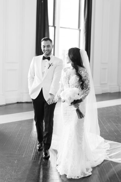 classic-bw-bride-and-groom-portraits-down-town-club
