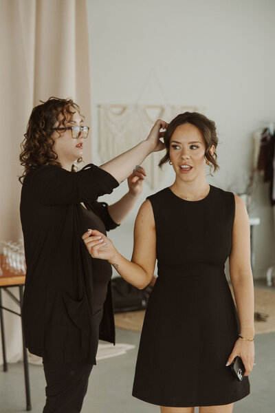 Makeup artist prepping for Michelle Shaw Makeup natural makeup application masterclass.