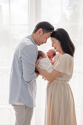 family baby photos of twins in home family lifestyle session in Brisbane South.