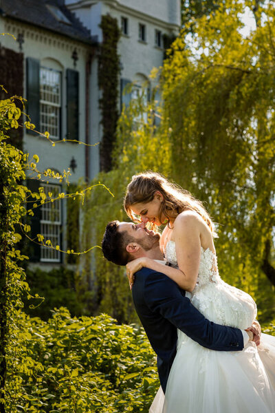 Bruidsfotografie in Limburg van het bruidspaar in de tuin van het kasteel
