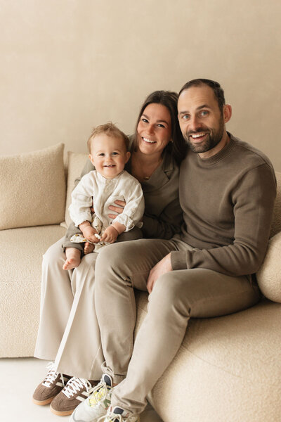 Familie shoot in daglicht studio door Maud van den Heuvel Photography