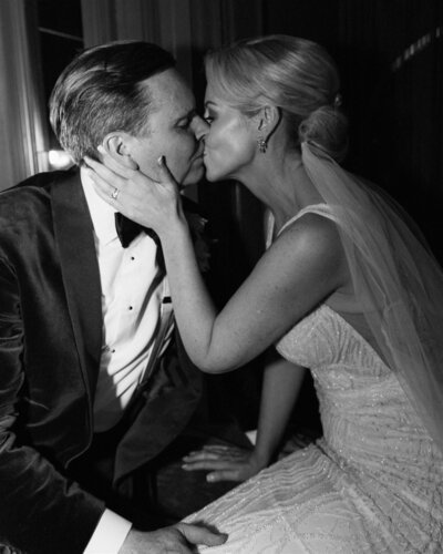 luxury wedding photography scotland an edinburgh kiss