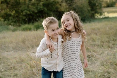 Siblings portrait in a field together 