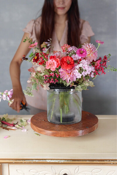 Making a pink red flower bouquet using StemSlider with garden flowers