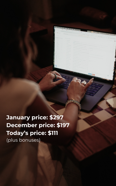 woman at a laptop where you only see the screen, her hands and her jewelry for a planning workshop for 2026