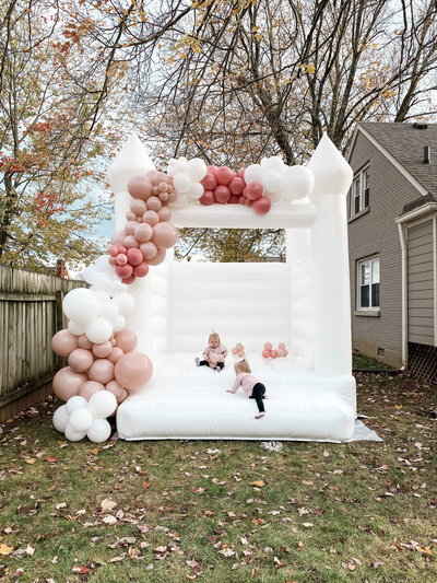 Balloon bounce house with 18 clusters