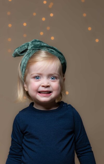 Lachend kind tijdens een spontane kinderportret fotoshoot in de studio van Studio 2Shoot in Eijsden