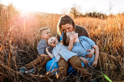 Relish the golden moments with family sunset photography by Everest Portraits in Seattle. Experience the joy and laughter of family life captured amidst the beautiful, glowing fields of the PNW.