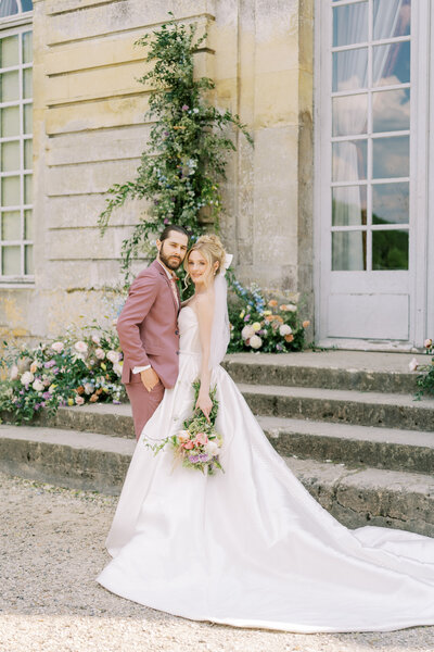 bride and groom at chateau de champlatreux 