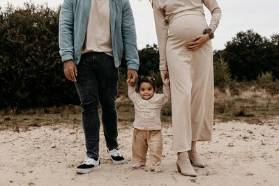 Gezins fotoshoot tijdens zwangerschap in Friesland