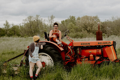 laramie-and-morgan-gardening-session004-68