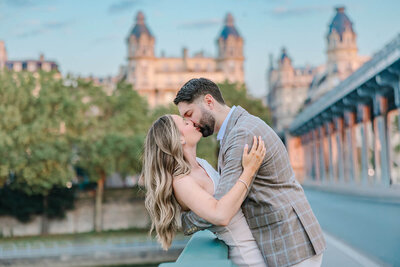 Couple kissing on Bir Hakeim Bridge during Paris Couple Photoshoot by Rachael Laporte