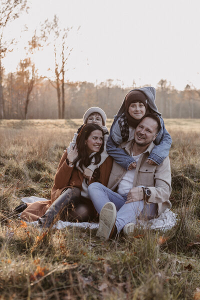 Een gezinsshoot in Sint jansteen tijdens goldenhour, heerlijk intiem met elkaar genieten gemaakt door lashondafotografie