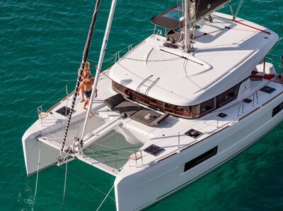 Fountaine Pajot Isla 40 with couple sailing