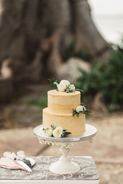 Add a wedding cake to your Maui beach wedding