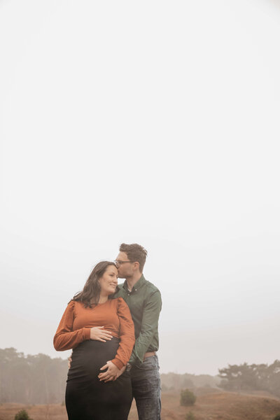 zwangere vrouw met haar man in de mist