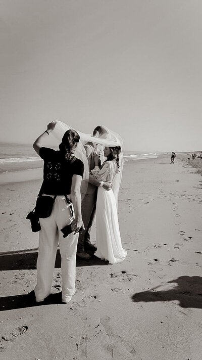 Editorial trouwfotograaf op het strand