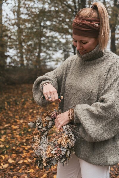 Kranzbinden Mit Isabell Botschek im Wald