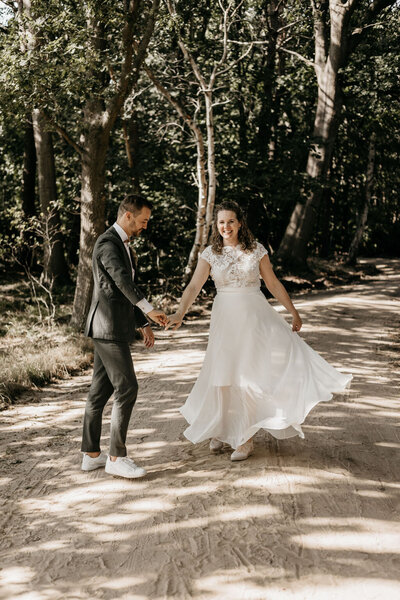 Bruidspaar Johannes & Sanne tijdens hun festivalbruiloft in Drenthe