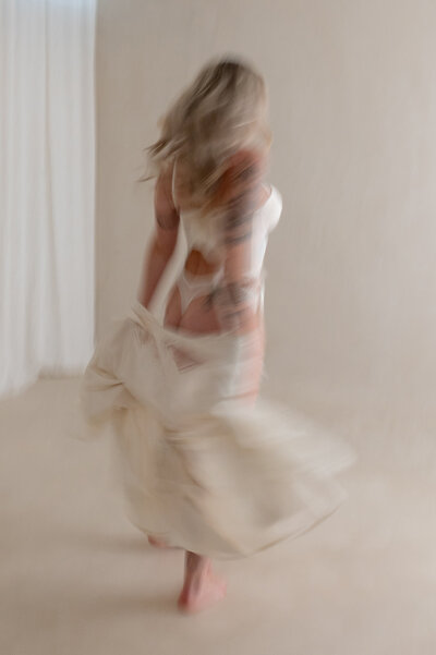 foto van dansende vrouw in witte lingerie met creatief wazig effect gefotografeerd door Digidroom in Malle