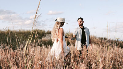 Husband and wife elope in a field in Virginia