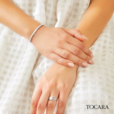 Woman's hand showing her jewelries