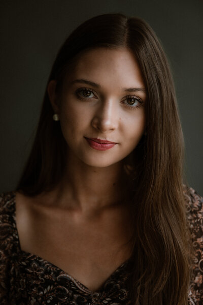 Portretfoto van een jonge vrouw gemaakt in een studio met daglicht.