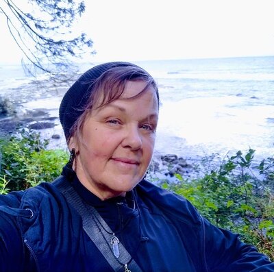 Woman standing in front of the ocean