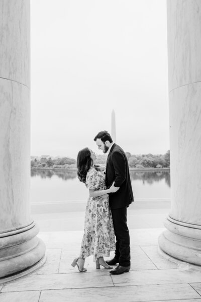 couple holding hands looking at each other  national monument jefferson memorial