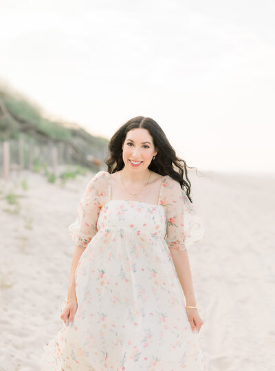 dark haired woman smiling in Virginia field