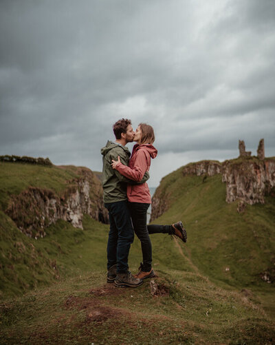 Auto-portrait de Deux Drôles d’Oiseaux, duo photographe et vidéaste de mariage basé en France, lors d’un repérage au Château de Dunseverick en Irlande du Nord