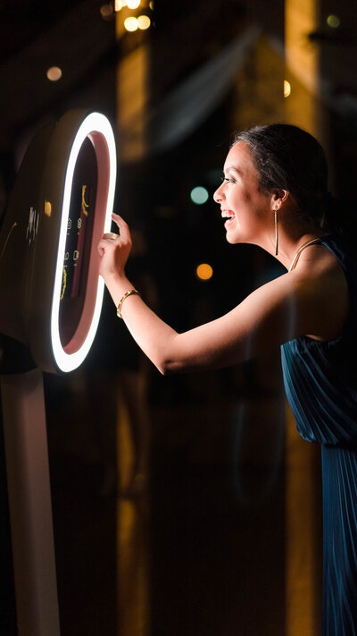 A Maid of Honor using the Dallas Fort WOrth Photo Booth at a luxury wedding.