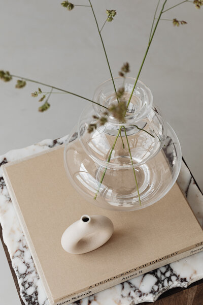 kaboompics_ceramic-glass-vase-side-table-walnut-wood-marble-books-26714