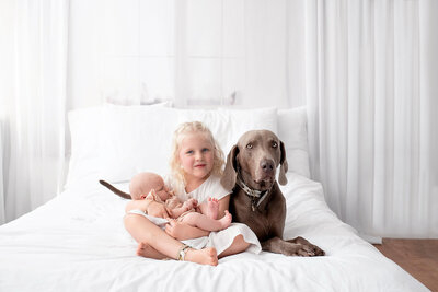 portret van meisje met huisdier in de fotostudio