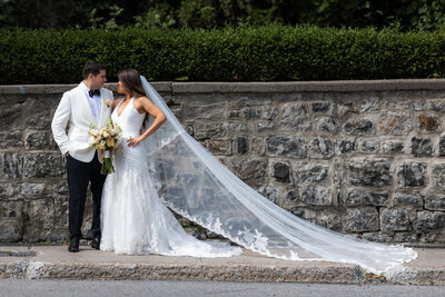 Couple de futurs mariés sur le Mont-Royal à Montréal