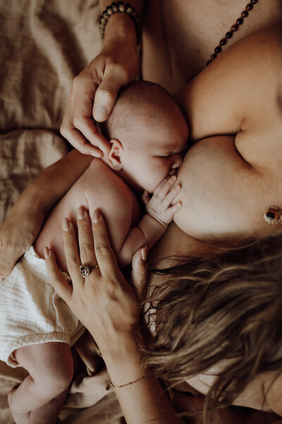 Moederschap fotoshoot tussen de bloemen in de natuu