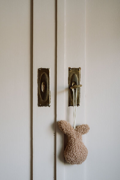 detail van een slot met een knuffeltje - lifestyle fotograaf Maarssen. 