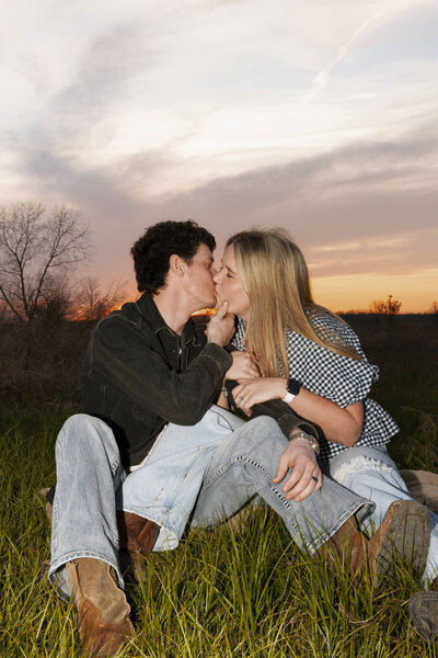 Kasey Fanton couples photographer in Evansville Indiana