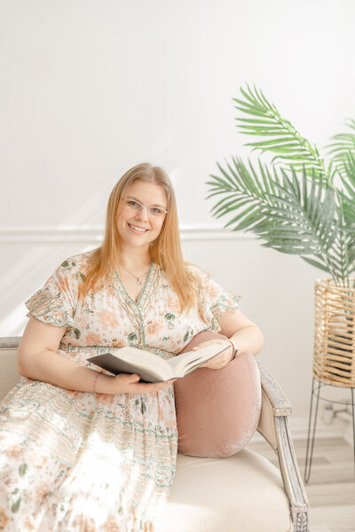 Woman holding a book during Leesburg, Virginia branding pictures