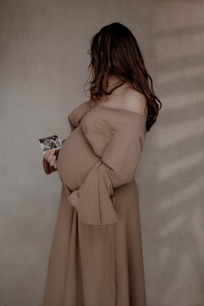 Zwangerschapsshoot met blote buik vastgelegd door Leukfotografie Studio amsterdam noord