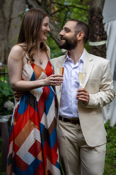 Photo de couple coupes de champagne Montréal